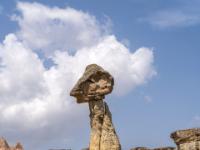 Gespaltener Felsturm mit großem balancierenden Kopfteil nahe Çavuşin